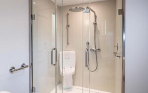 Aménagement douche personne âgée