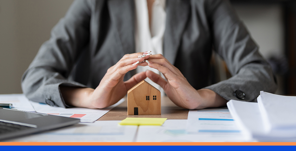  67 / 5 000 Mains féminines sauvant une petite maison avec un toit. Concept d'assurance decennale