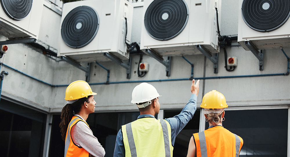 Bâtiment, inspection et employés effectuant ensemble des inspections de maintenance sur l'air de l'entrepôt. Sécurité, ingénierie