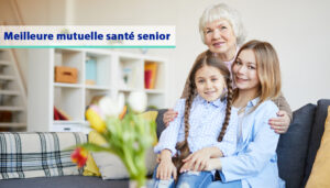 Couple de retraites comparant des offres de mutuelle sante senior