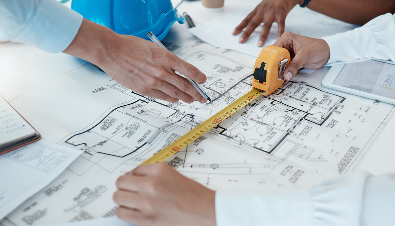 Mains d'architecte, conception de plans et ruban à mesurer pour l'échelle de construction