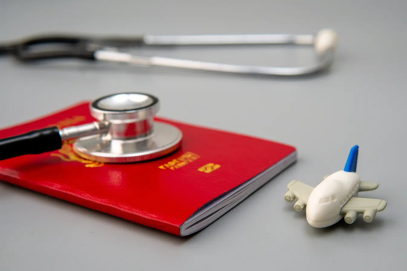 Assurance rapatriement sanitaire - passeport, avion et stéthoscope