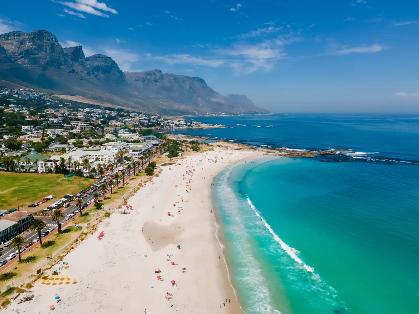 Assurance voyage Afrique du Sud Vue aerienne de Camps Bay au Cap en Afrique du Sud
