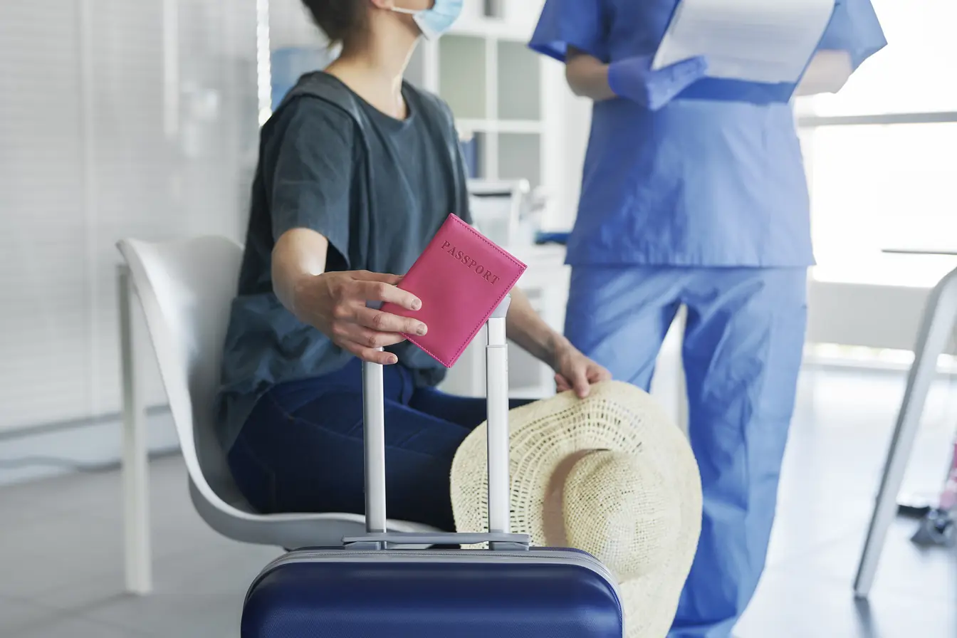 Voyageuse masquée avec passeport et personnel médical à l aeroport