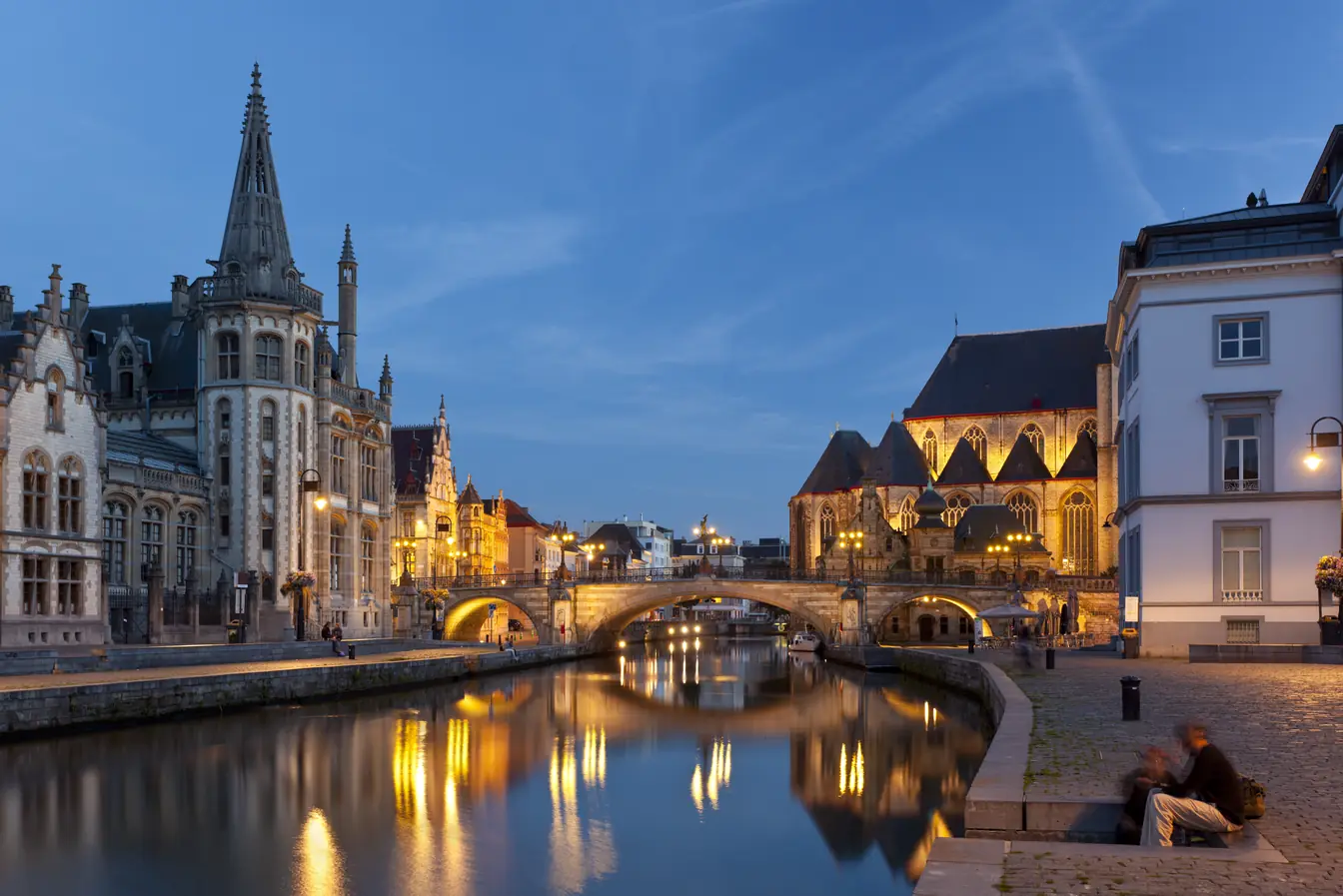 Assurance voyage Belgique Canal de Gand de nuit en Belgique