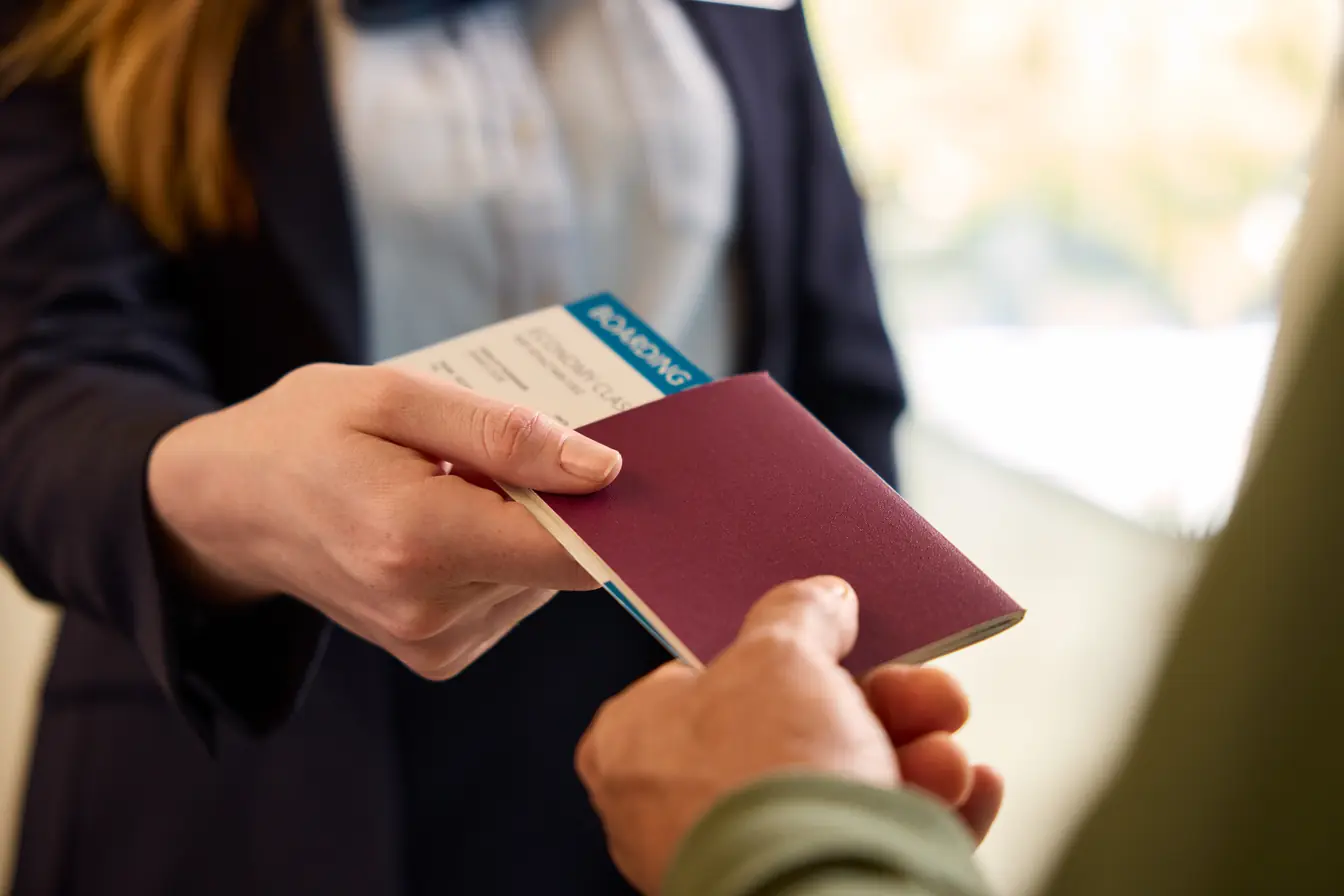 Assurance voyage obligatoire et formalités Agent contrôlant le passeport d’un touriste à l’aéroport