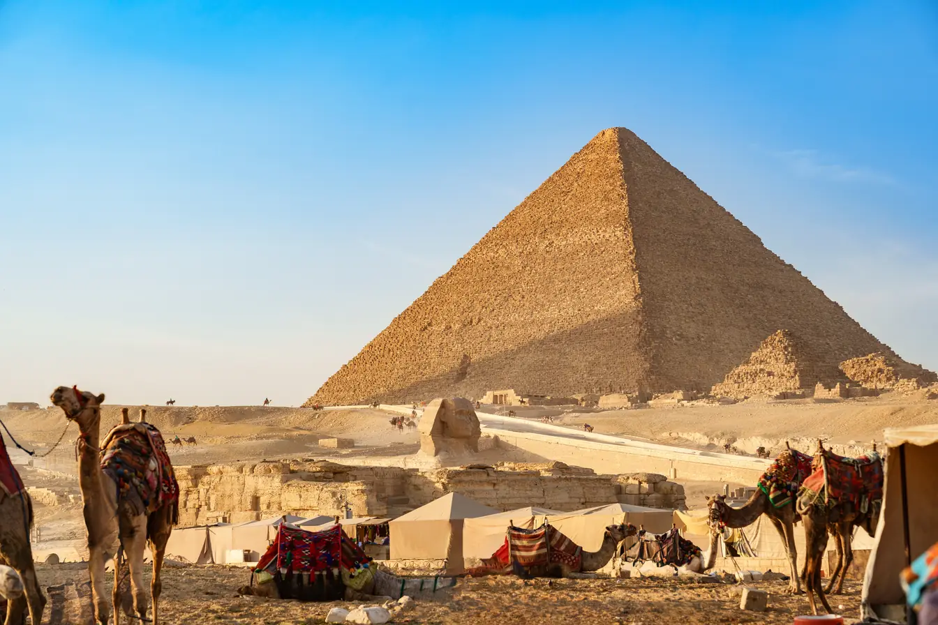 Assurance voyage Egypte Pyramides de Gizeh avec chameaux en Egypte
