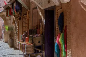 Boutique aux portes en bois à Marrakech