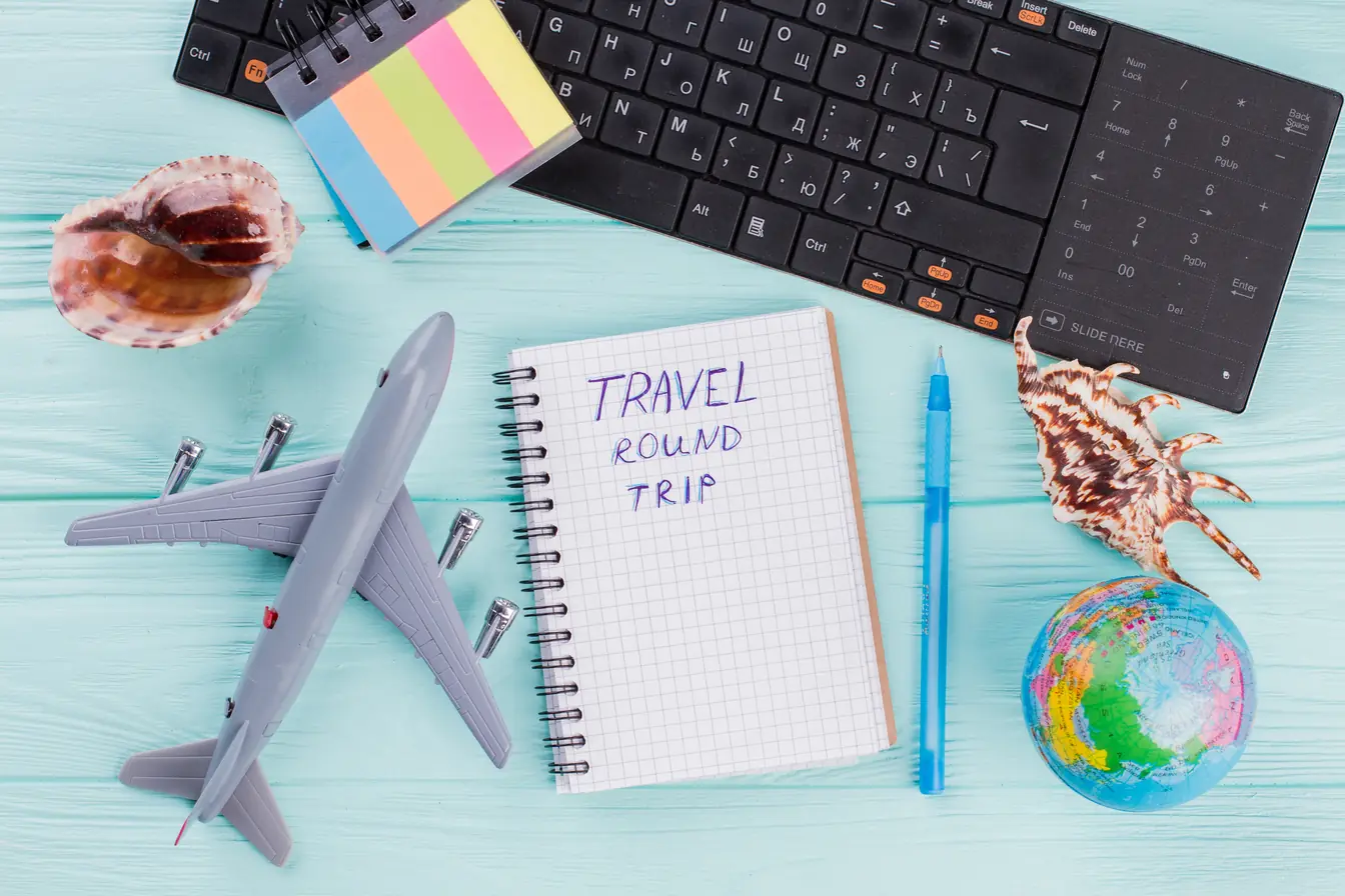 Responsabilité civile à l etranger Planification d un voyage avec avion, globe et carnet