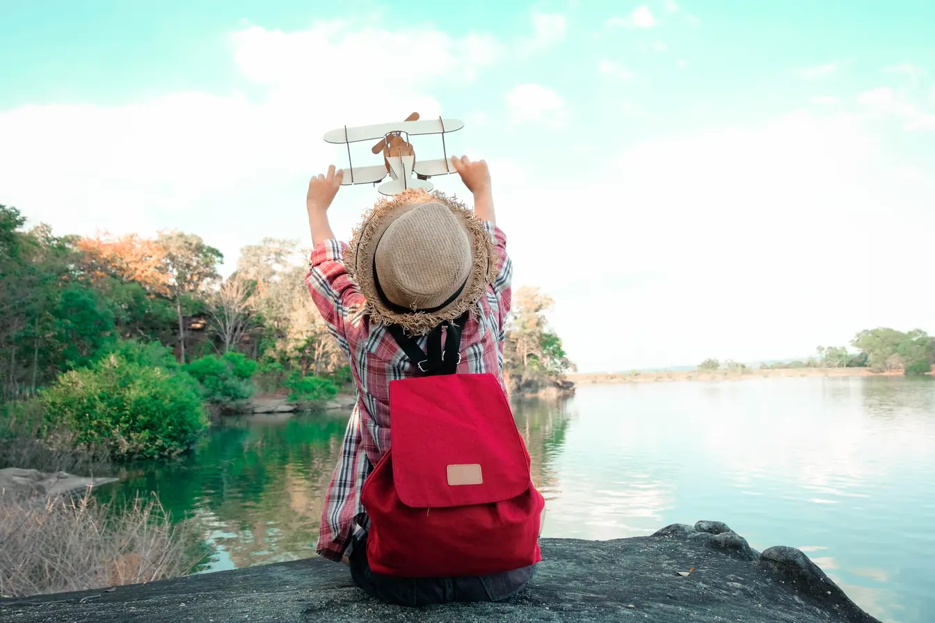 Routarde avec sac à dos lors d'un tour du monde