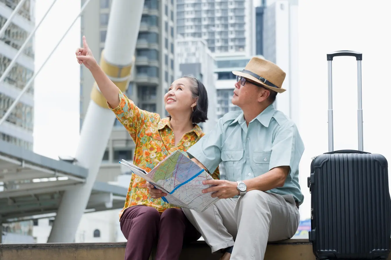 Couple de seniors voyageant à l'étranger avec une assurance adaptée
