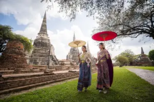 Femme en tenue traditionnelle thaïlandaise