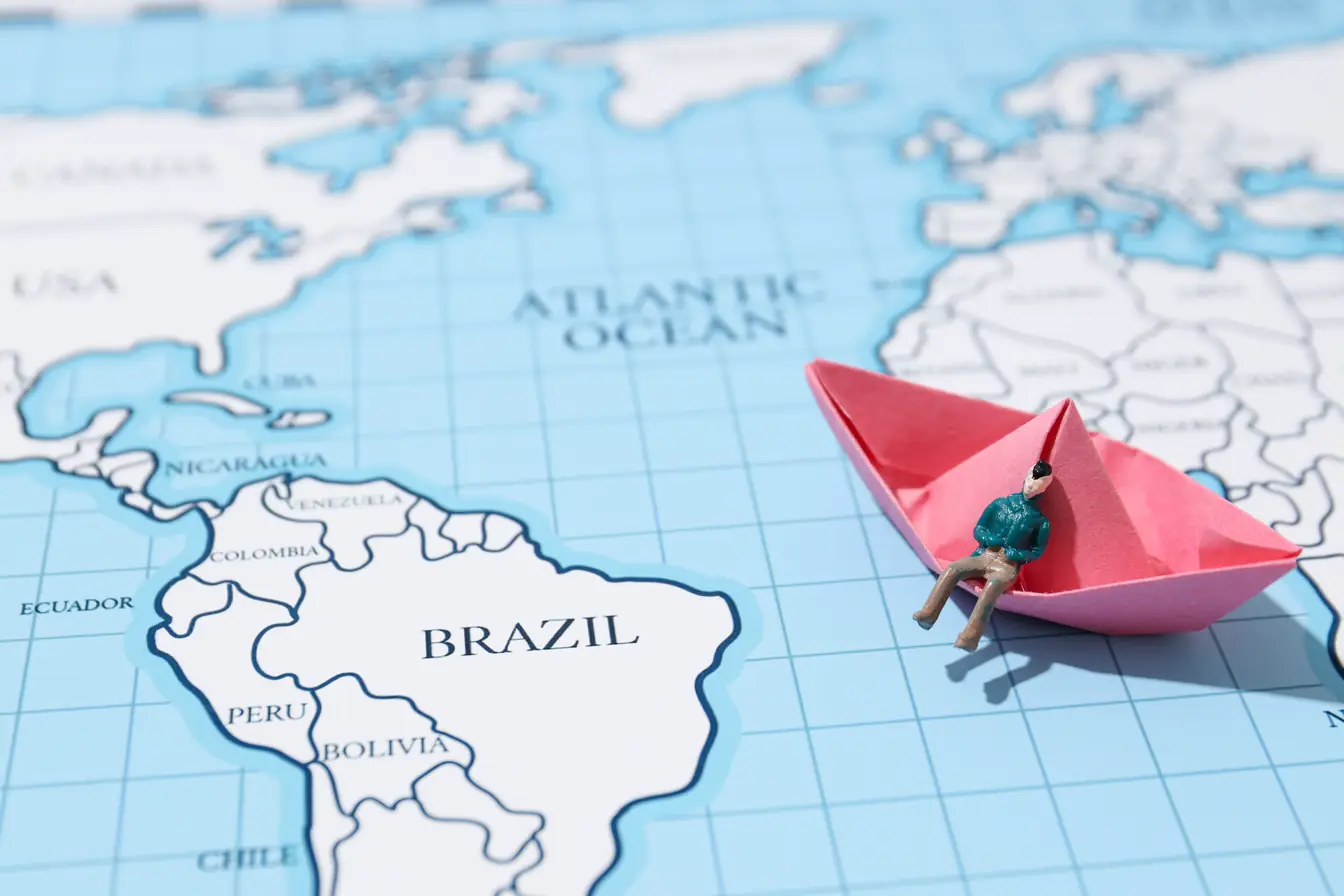 Assurance tour du monde Figurine parcourant une carte du monde – tour du monde