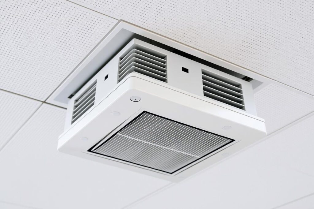 Cassette de plafond Fujitsu AUXG installée dans un bureau